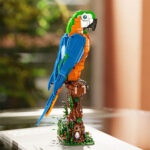 لگو طرح طوطی ماکائو مدل Macaw کد T2113، تعداد 1138 قطعه، طوطی ساخته شده با ارتفاع 33 سانتیمتر